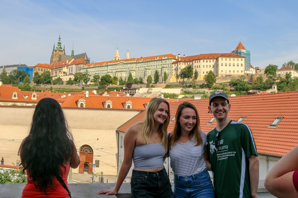Từ AAU có thể nhìn thẳng ra lâu đài Praha