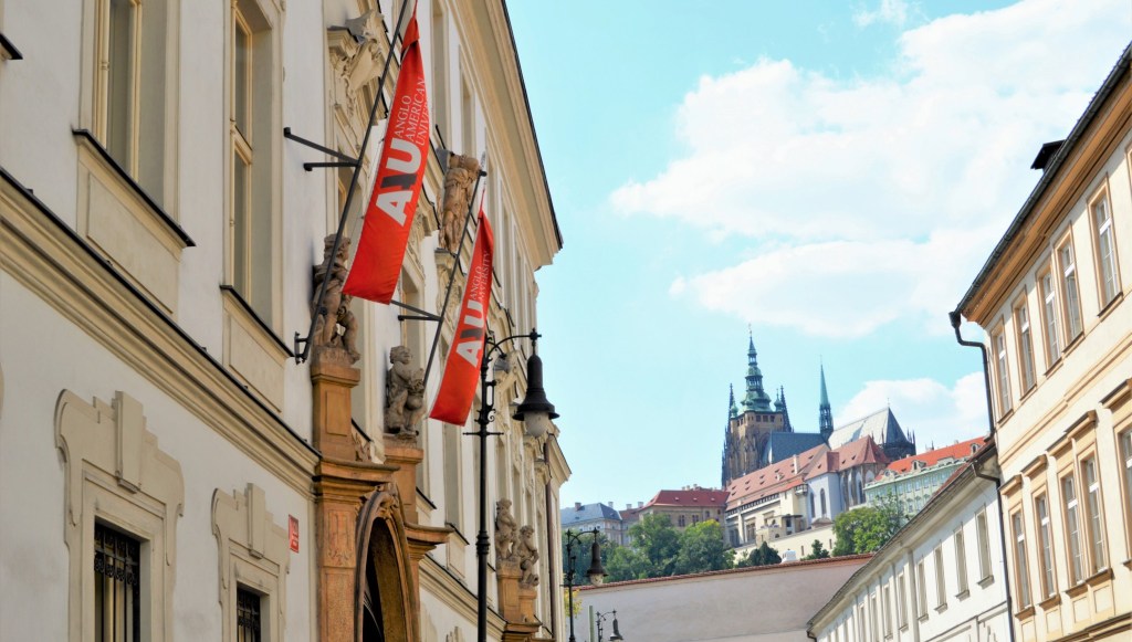 AAU nằm ở trung tâm Praha, ngay dưới lâu đài Prague Castle.